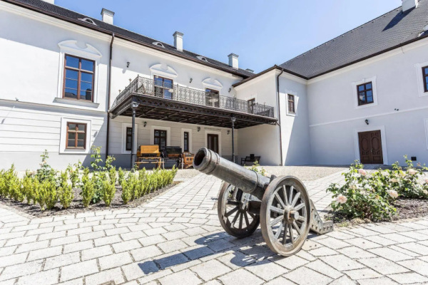 Château Appony, Oponice 4